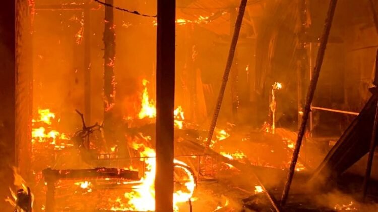 Kebakaran Lahap Depot Air dan Rumah di Kuranji Padang, Kerugian Ditaksir Rp500 Juta