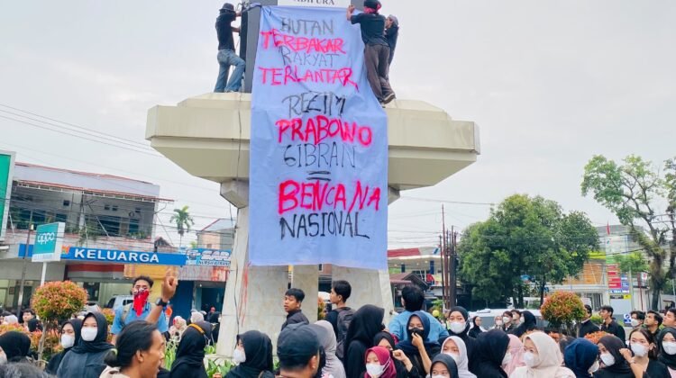 Mahasiswa Demo di DPRD Sumbar, Tuntut Karhutla Jadi Bencana Nasional