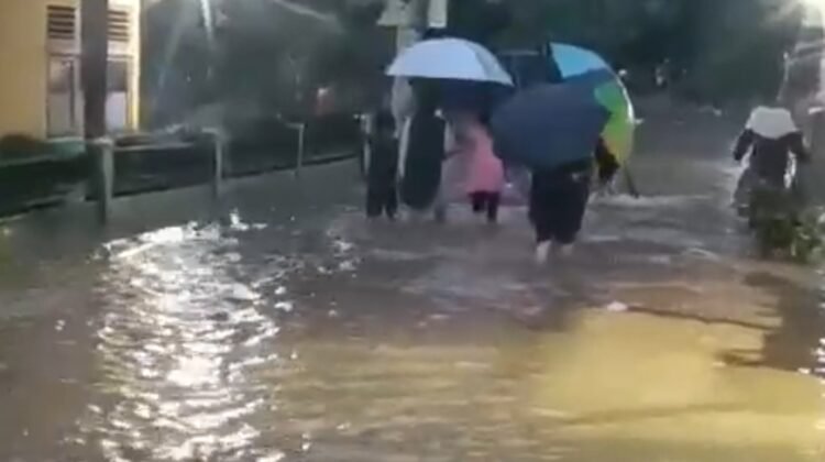 Banjir Rendam 9 Rumah dan Sekolah di Simpang Kapuak, Ketinggian Air Selutut