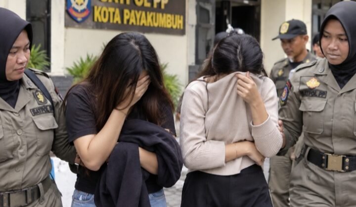 Pasangan Terduga LGBT Diamankan Satpol PP Payakumbuh, Akui Hubungan Sejenis Pada Petugas 